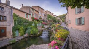 Le Var dévoile ce plus beau village de France et sa cascade qui coule au cœur du bourg