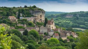 Ce village de Dordogne, avec ses bastides et ses grottes, est un plus beau de France à découvrir