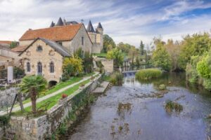 À 40 kilomètres d&rsquo;Angoulême, ce pittoresque village bordé par la Charente séduit les visiteurs avec son château du Moyen-Âge