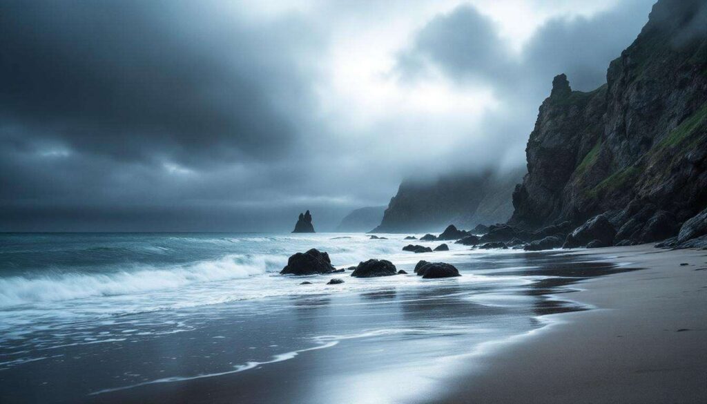 Cette plage secrète de Bretagne offre des paysages qui rappellent l’Irlande, falaises et brume incluses