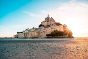 Oubliez le Mont-Saint-Michel : ce village médiéval tout proche a gardé son calme et son âme
